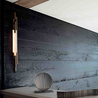 Luminária de parede Org tem estrutura em alumínio anodisado dourado e vidro opalina - foto 4