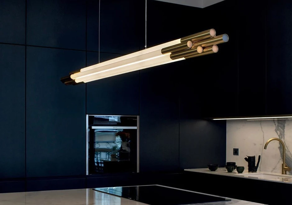 Luminária de teto Org tem estrutura em alumínio anodisado dourado e vidro opalina, com lâmpada LED - foto 2