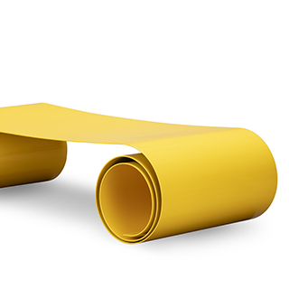 Banco de design de chapa metálica com pintura automotiva na cor amarela, visto de lado em um fundo branco.