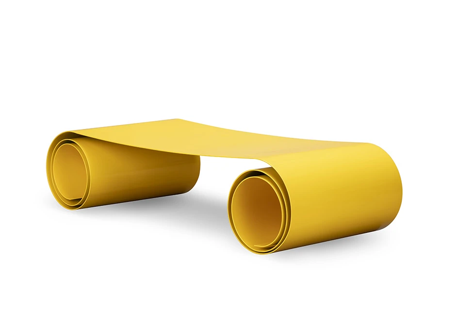 Banco de design de chapa metálica com pintura automotiva na cor amarela, visto de lado em um fundo branco.