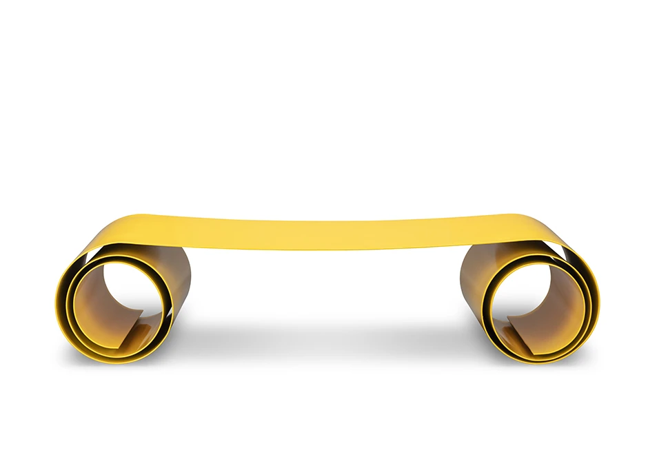 Banco de design de chapa metálica com pintura automotiva na cor amarela, visto de frente em um fundo branco.