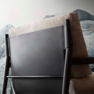 Poltrona de madeira MADDIX com estrutura de madeira Carvalho, encosto em couro sola e almofadas de assento e encosto com recheio de espuma de alta densidade e plumas - foto 3