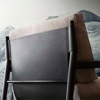 Poltrona de madeira MADDIX com estrutura de madeira Carvalho, encosto em couro sola e almofadas de assento e encosto com recheio de espuma de alta densidade e plumas - foto 3