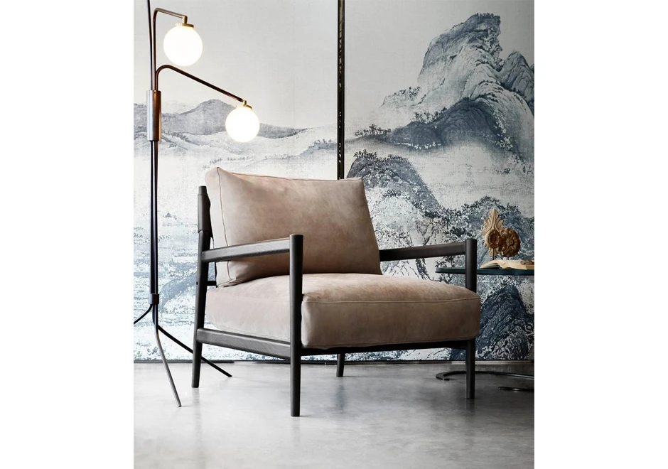 Poltrona de madeira MADDIX com estrutura de madeira Carvalho, encosto em couro sola e almofadas de assento e encosto com recheio de espuma de alta densidade e plumas - foto 1