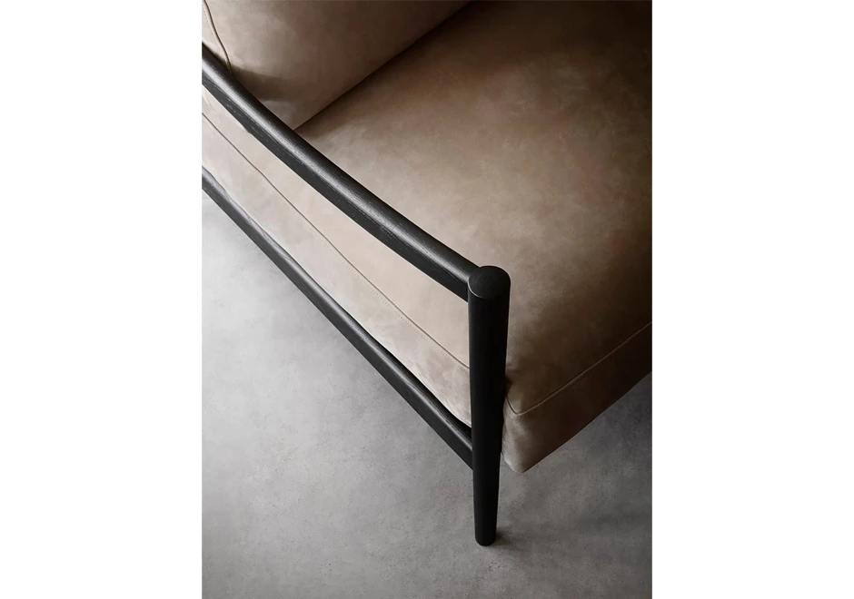 Poltrona de madeira MADDIX com estrutura de madeira Carvalho, encosto em couro sola e almofadas de assento e encosto com recheio de espuma de alta densidade e plumas - foto 3