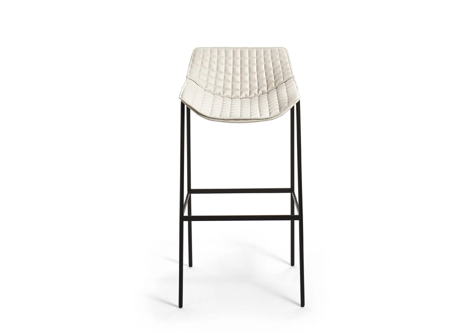 Banco de alumínio com pintura eletrostática branca, com almofada para assento e encosto, vistos de frente em um fundo branco.