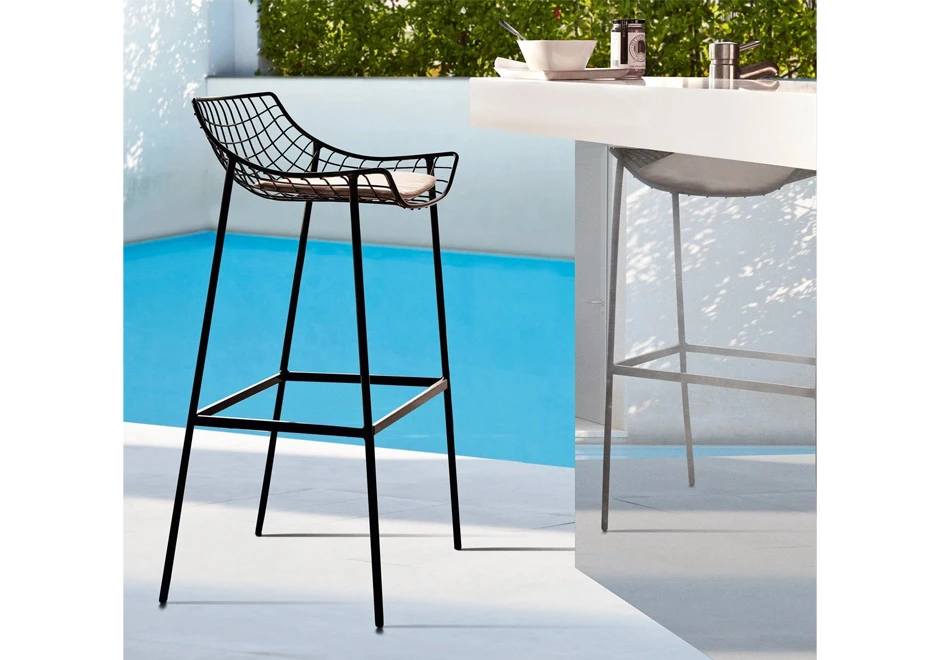 Banco de alumínio com pintura eletrostática preto, visto de lado em uma area externa.