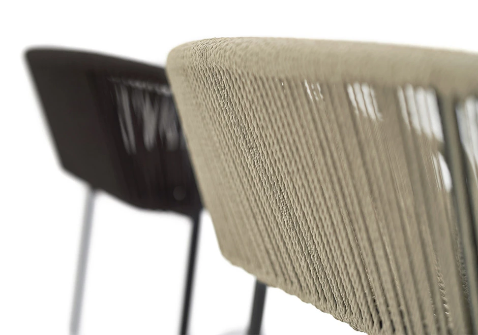 Detalhe de encosto de bancos de alumínio com assento e encosto revestidos com fibra sintética trançada a mão,em várias cores.