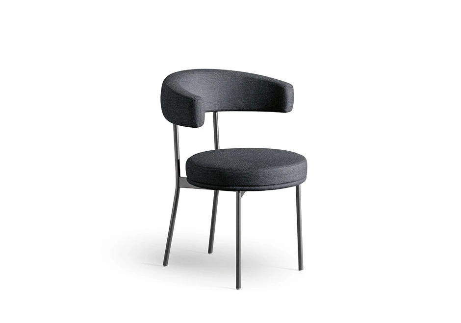 Cadeira de design com estrutura tubular de aço com acabamento em pintura eletrostática preta, vista de frente em um fundo branco.