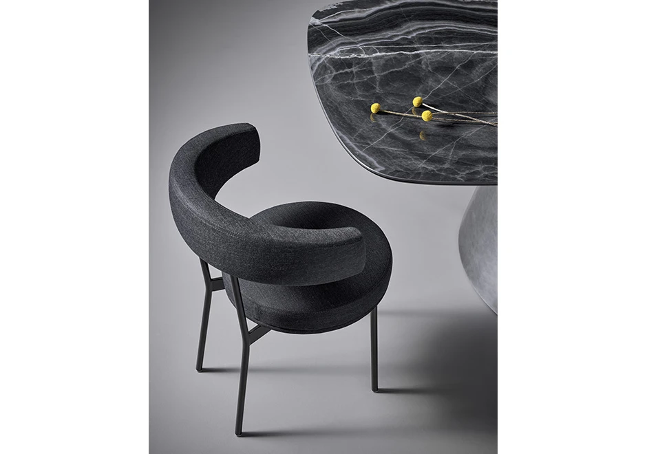 Cadeira de design com estrutura tubular de aço com acabamento em pintura eletrostática preta, vista de cima.