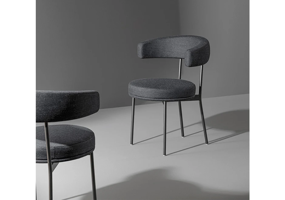 Duas cadeiras de design com estrutura tubular de aço com acabamento em pintura eletrostática preta.