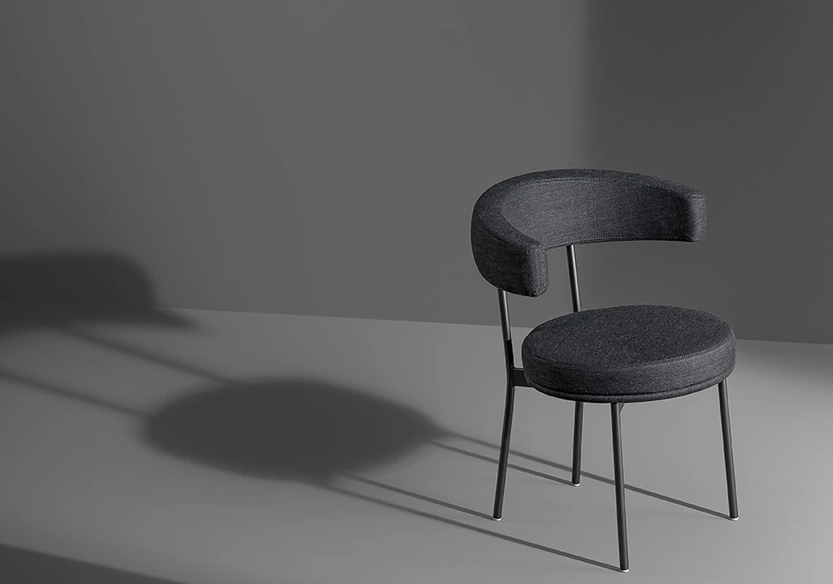 Cadeira de design com estrutura tubular de aço com acabamento em pintura eletrostática preta, vista de lado em um fundo branco.