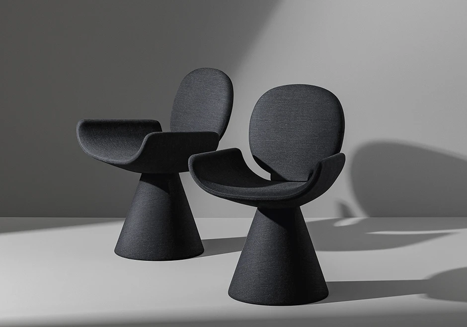 Duas cadeiras de design com estrutura de aço cônica e assento e encosto em espuma de poliuretano, estofada em tecido cinza, vistas de frente em um fundo branco.