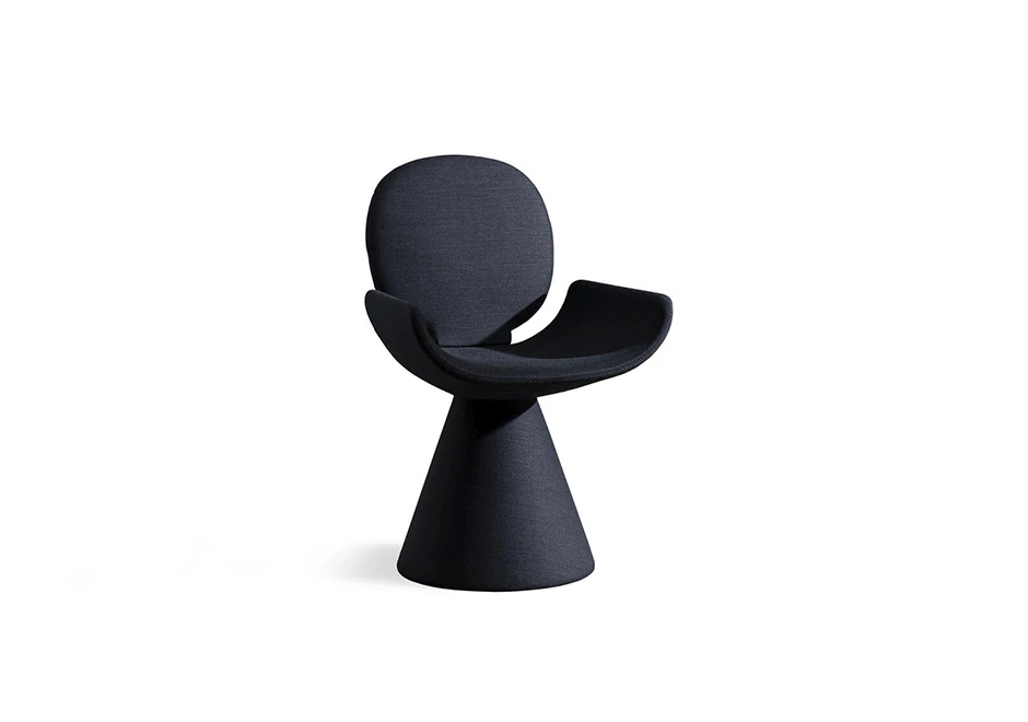 Cadeira de design com estrutura de aço cônica e assento e encosto em espuma de poliuretano, estofada em tecido cinza, vista de lado em um fundo branco.