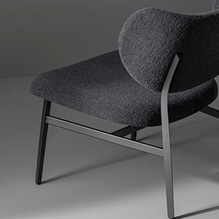 Poltrona lounge NOOR LOUNGE com estrutura metálica contrastam com a suavidade do assento e do encosto