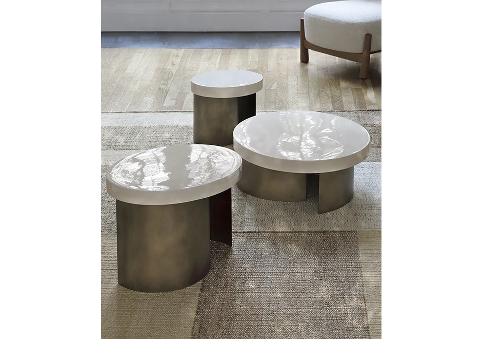 Mesa de apoio Nuage com base de metal e acabamento em laca na cor bronze ou pátina na cor latão. Tampo em cerâmica - foto 5