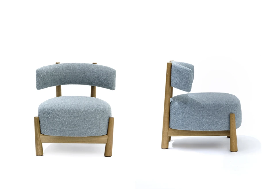 Poltrona design DALYA com estrutura em carvalho maciço natural ou freixo maciço tingido de preto. O assento e o encosto são estofados em tecido - foto 1