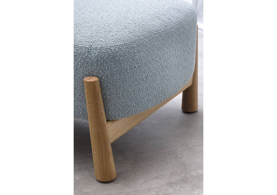 Poltrona design DALYA com estrutura em carvalho maciço natural ou freixo maciço tingido de preto. O assento e o encosto são estofados em tecido - foto 10