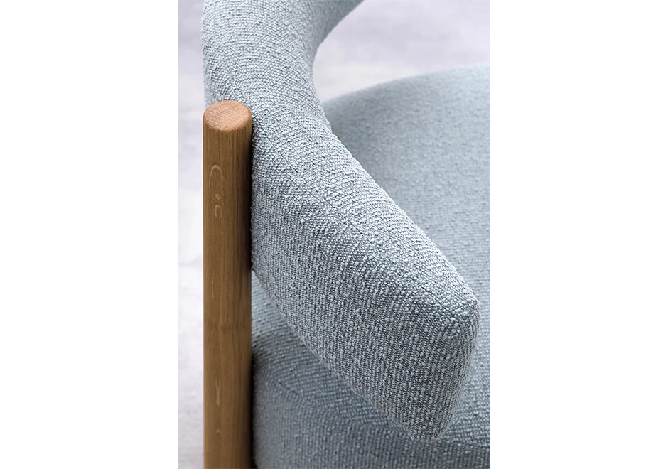 Poltrona design DALYA com estrutura em carvalho maciço natural ou freixo maciço tingido de preto. O assento e o encosto são estofados em tecido - foto 11