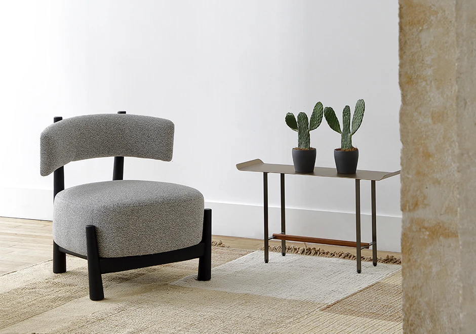 Poltrona design DALYA com estrutura em carvalho maciço natural ou freixo maciço tingido de preto. O assento e o encosto são estofados em tecido - foto 3