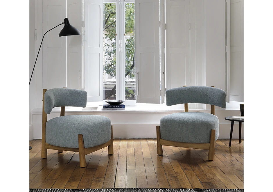 Poltrona design DALYA com estrutura em carvalho maciço natural ou freixo maciço tingido de preto. O assento e o encosto são estofados em tecido - foto 4