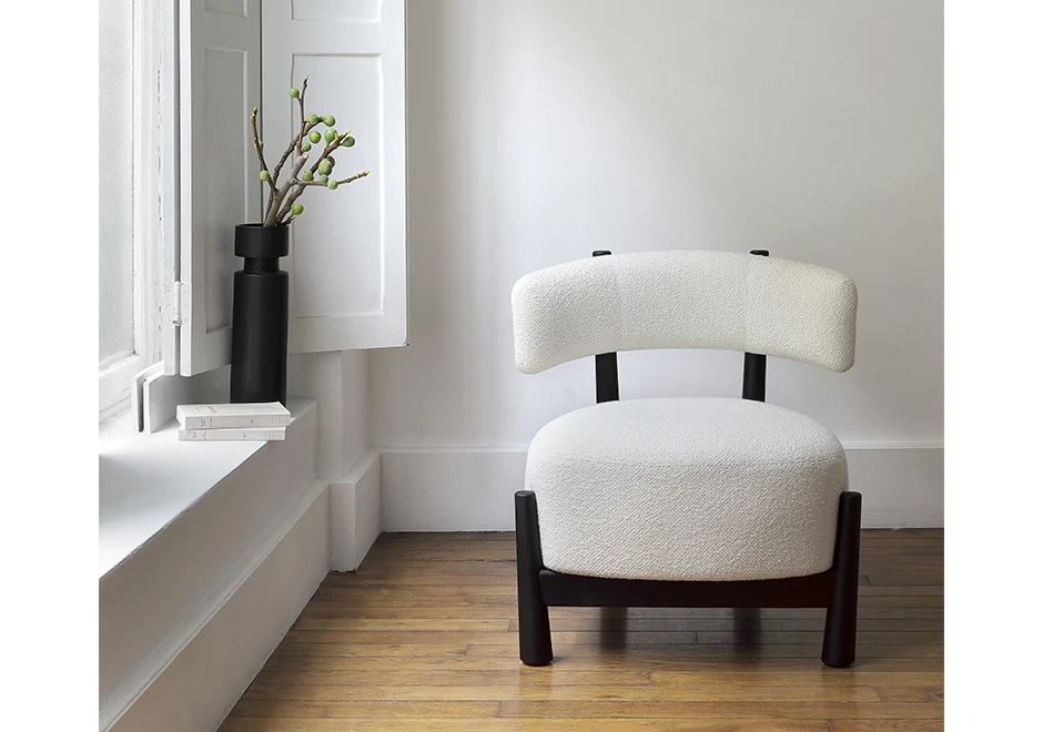 Poltrona design DALYA com estrutura em carvalho maciço natural ou freixo maciço tingido de preto. O assento e o encosto são estofados em tecido - foto 5