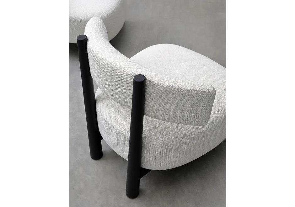 Poltrona design DALYA com estrutura em carvalho maciço natural ou freixo maciço tingido de preto. O assento e o encosto são estofados em tecido - foto 6