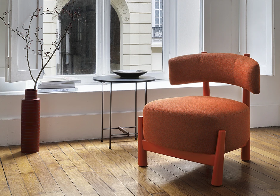 Poltrona design DALYA com estrutura em carvalho maciço natural ou freixo maciço tingido de preto. O assento e o encosto são estofados em tecido - foto 7