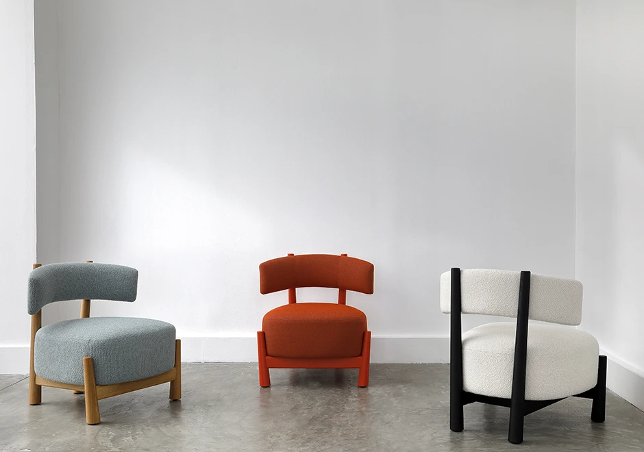 Poltrona design DALYA com estrutura em carvalho maciço natural ou freixo maciço tingido de preto. O assento e o encosto são estofados em tecido - foto 8