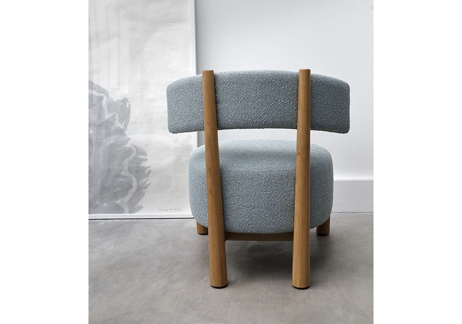 Poltrona design DALYA com estrutura em carvalho maciço natural ou freixo maciço tingido de preto. O assento e o encosto são estofados em tecido - foto 9