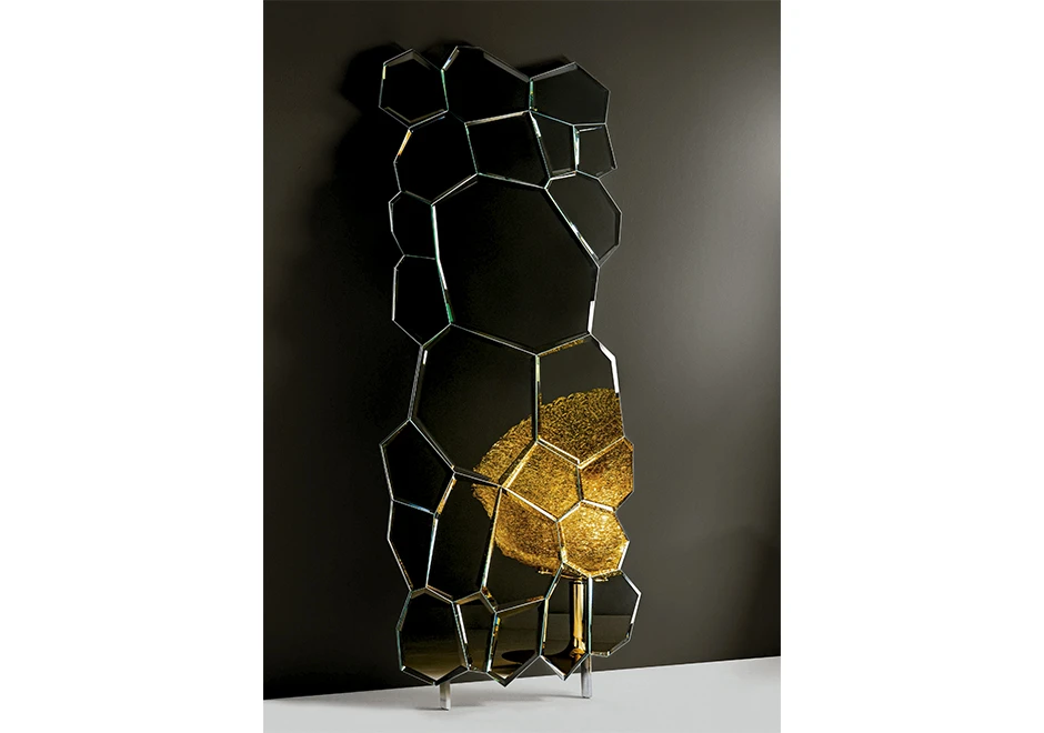 Espelho Jubilé tem estrutura em alumínio e 25 espelhos recortados em diferentes formatos - foto 1