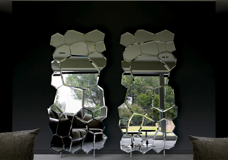 Espelho Jubilé tem estrutura em alumínio e 25 espelhos recortados em diferentes formatos - foto 2