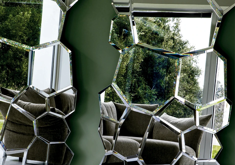 Espelho Jubilé tem estrutura em alumínio e 25 espelhos recortados em diferentes formatos - foto 3