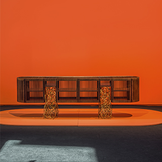 Buffet edição limitada Ripas Dourado (Campana) com ripas de madeira Jequitibá e base em aço retorcido