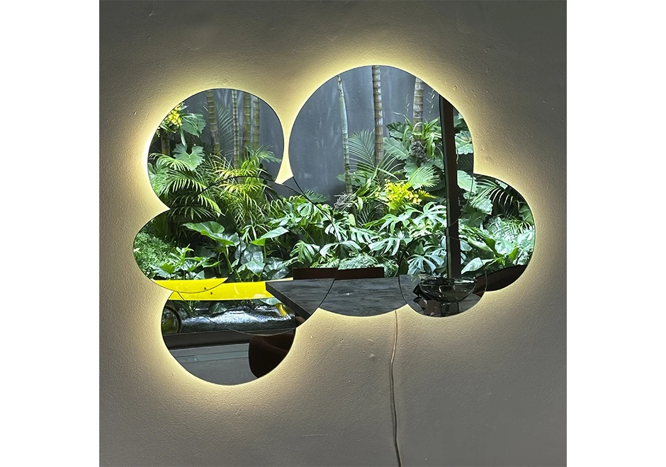 Espelho Clouds do Estúdio Campana tem estrutura de madeira e espelhos lapidados sobrepostos - foto 1