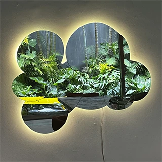 Espelho Clouds do Estúdio Campana tem estrutura de madeira e espelhos lapidados sobrepostos