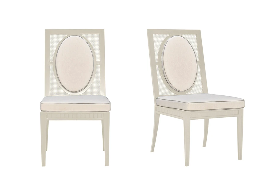 Duas cadeiras de design em alumínio com pintura especial branca, vistas de frente, em um fundo branco.