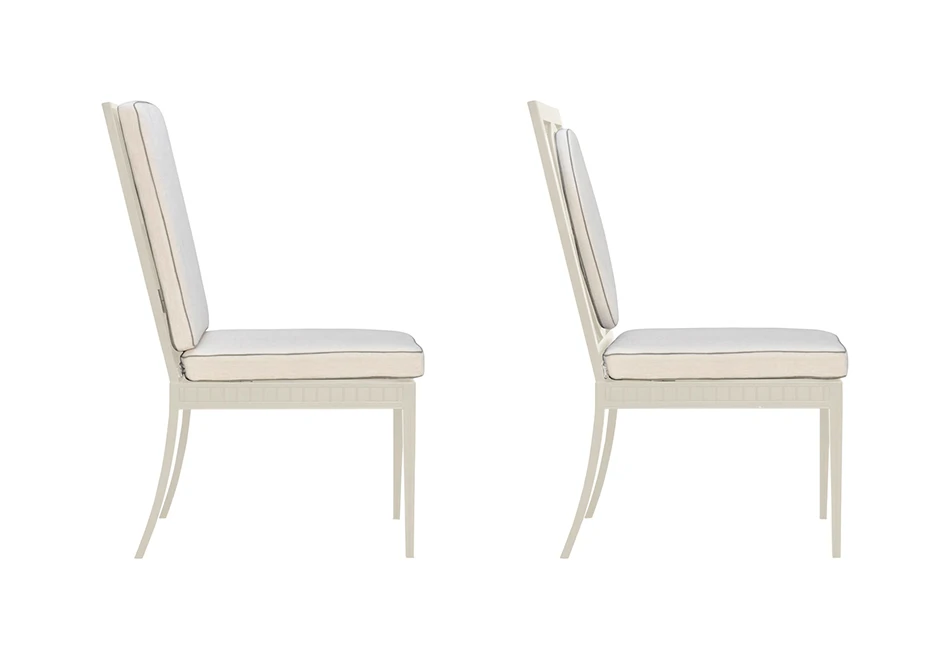 Duas cadeiras de design em alumínio com pintura especial branca, vistas de lado, em um fundo branco.