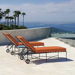 Duas Chaises Amalf com estrutura de aço inoxidável e pintura eletrostática, sem braço, com Almofada marrom