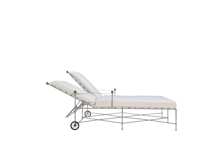 Vista lateral Chaise dupla para área externa Amalf com estrutura de aço inoxidável e pintura eletrostática, com braço