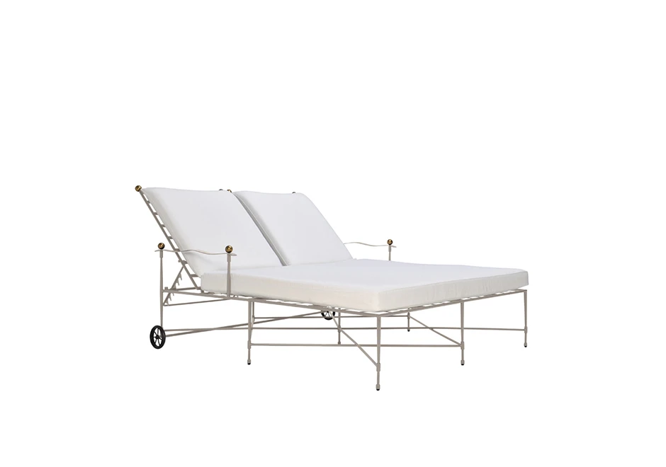 Chaise dupla para área externa Amalf com estrutura de aço inoxidável e pintura eletrostática, com braço