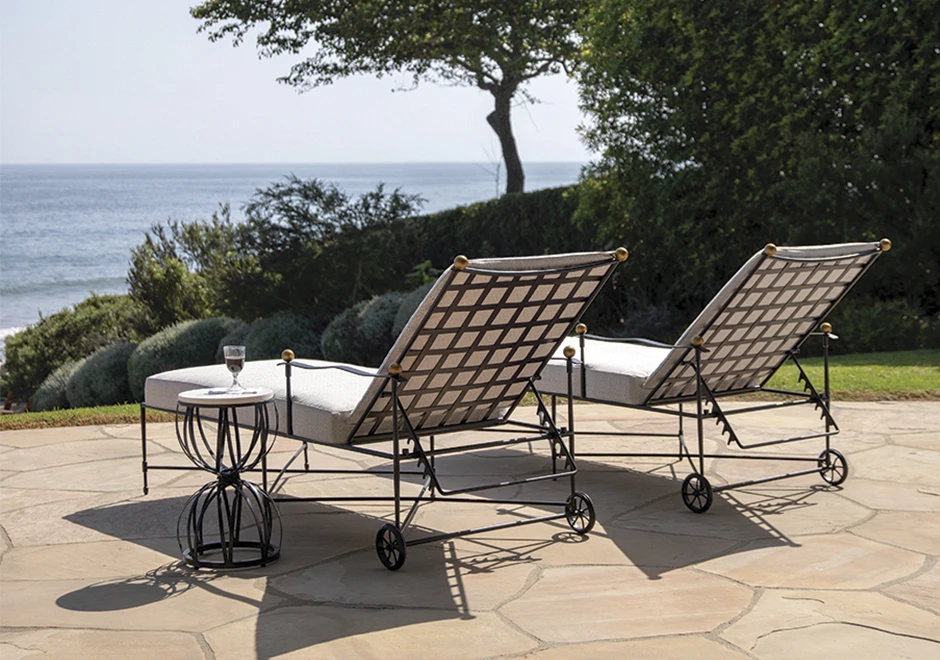 Duas Chaises Amalf com estrutura de aço inoxidável e pintura eletrostática, com braço a beira-mar