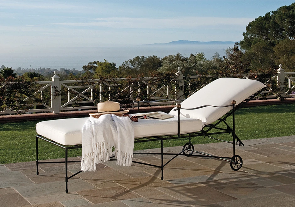 Chaise Amalf com estrutura de aço inoxidável e pintura eletrostática, com braço a beira-mar