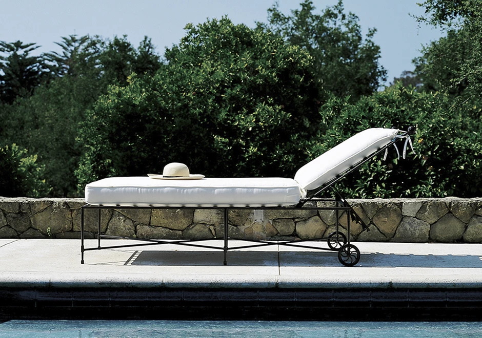 Chaise Amalf com estrutura de aço inoxidável e pintura eletrostática, sem braço na beira da piscina