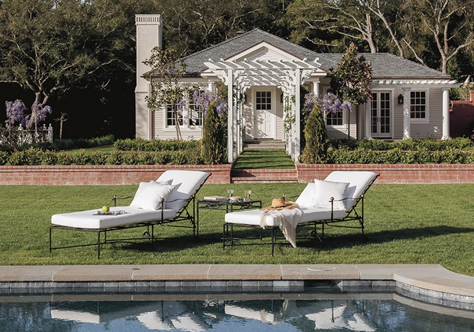 Duas Chaises Amalf com estrutura de aço inoxidável e pintura eletrostática, com braço na beira da piscina