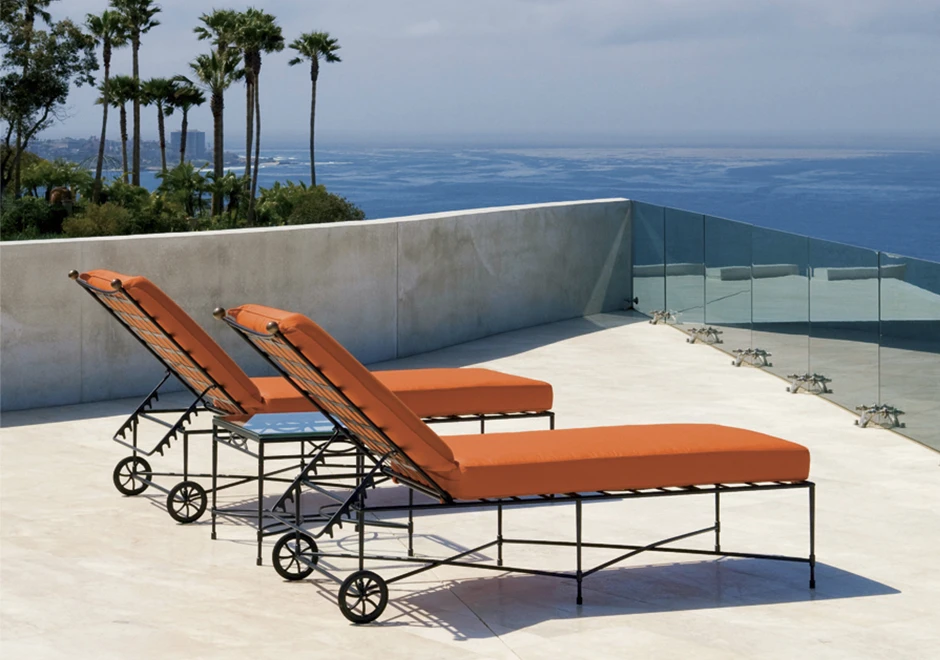 Duas Chaises Amalf com estrutura de aço inoxidável e pintura eletrostática, sem braço, com Almofada marrom