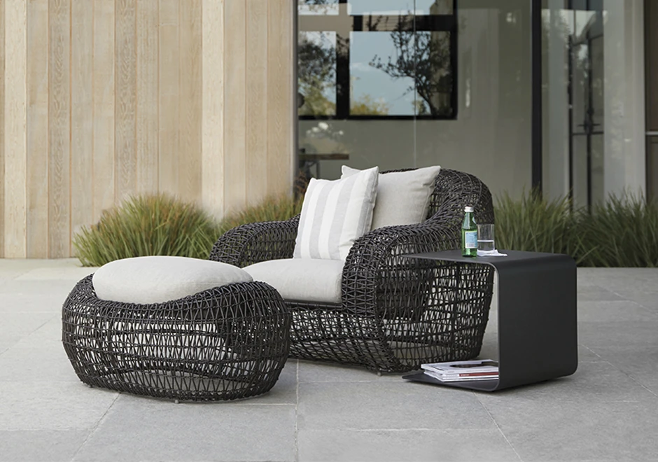 Poltrona externa BALOU com estrutura de aço com pintura eletrostática coberta por fibra sintética de diferentes tons trançada à mão. foto4