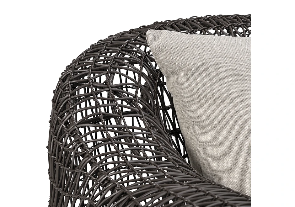 Poltrona externa BALOU com estrutura de aço com pintura eletrostática coberta por fibra sintética de diferentes tons trançada à mão. foto1