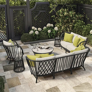 Sofá de área de lazer com estrutura de alumínio e fibra trançada manualmente, tecido na cor branca, visto de costas em uma area externa.