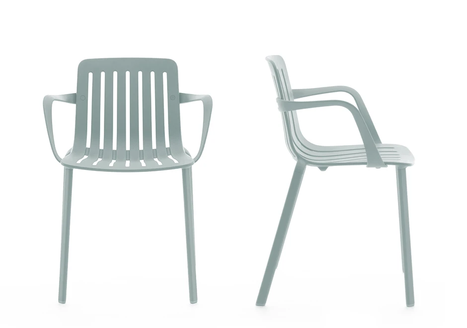 Duas cadeiras empilhaveis, com estrutura de alumínio pintado em poliéster na cor branco, em um fundo branco.